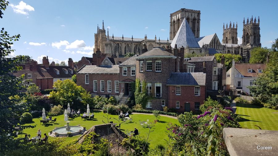 תצפית על הכנסיה מיורק מחומות העיר
